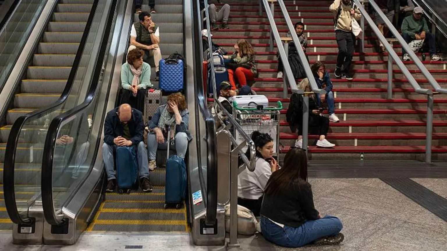 Many Spaniards spent the night at stations waiting for the power to come back on. / Europa Press via Getty Images